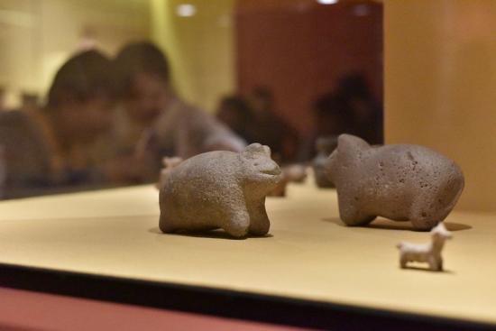 Vitrina con animales tallados en piedra